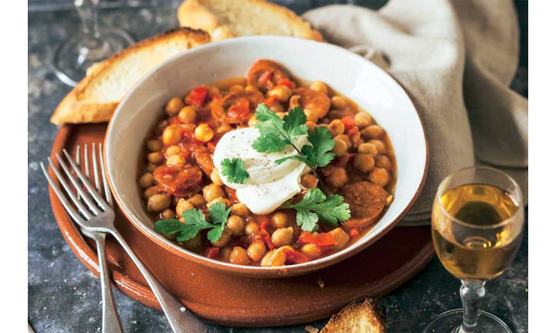 Garbanzos guisados con chorizo y queso fresco cremoso