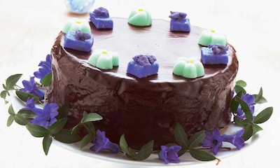 Tarta de chocolate con flores y caramelos