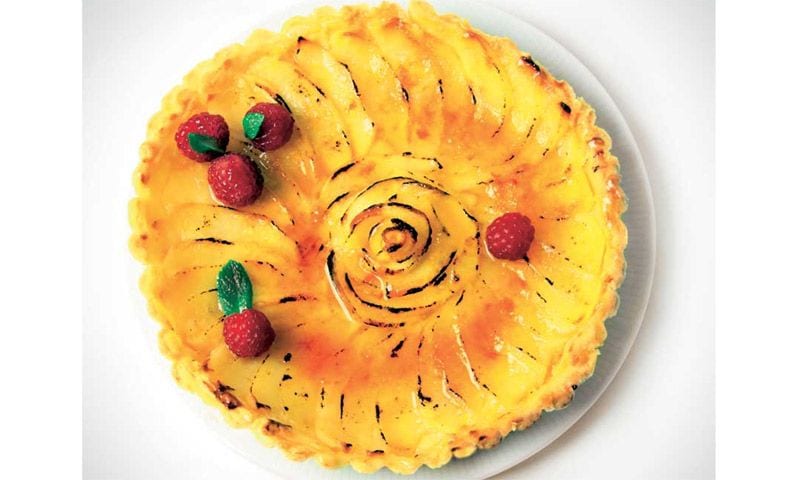 Tarta de manzana con salsa de mantequilla y miel