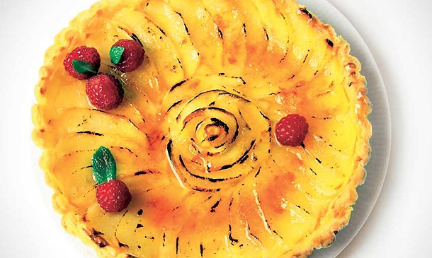Tarta de manzana con salsa de mantequilla y miel Tarta de manzana con salsa de mantequilla y miel