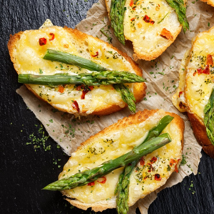 Tosta De Espárragos Verdes Y Queso Manchego Con Aceite De Trufa