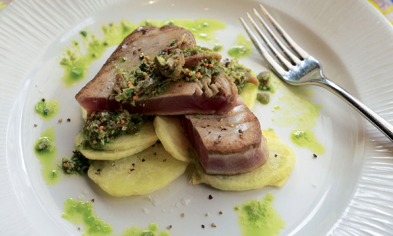 Atún sellado con salsa verde y patatas