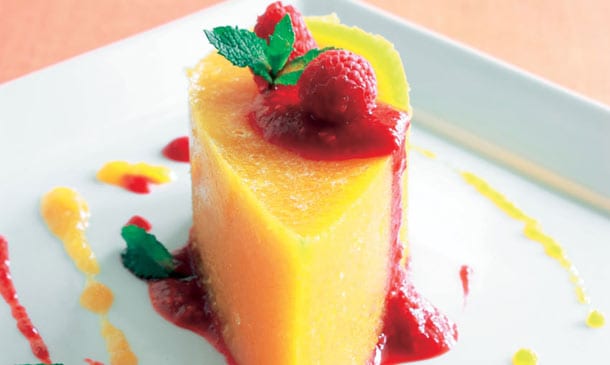 Postre helado de melocotón con salsa de frambuesa Postre helado de melocotón con salsa de frambuesa