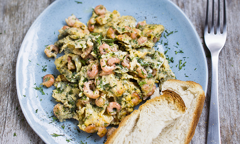 Huevos revueltos con gambas, ajetes y eneldo