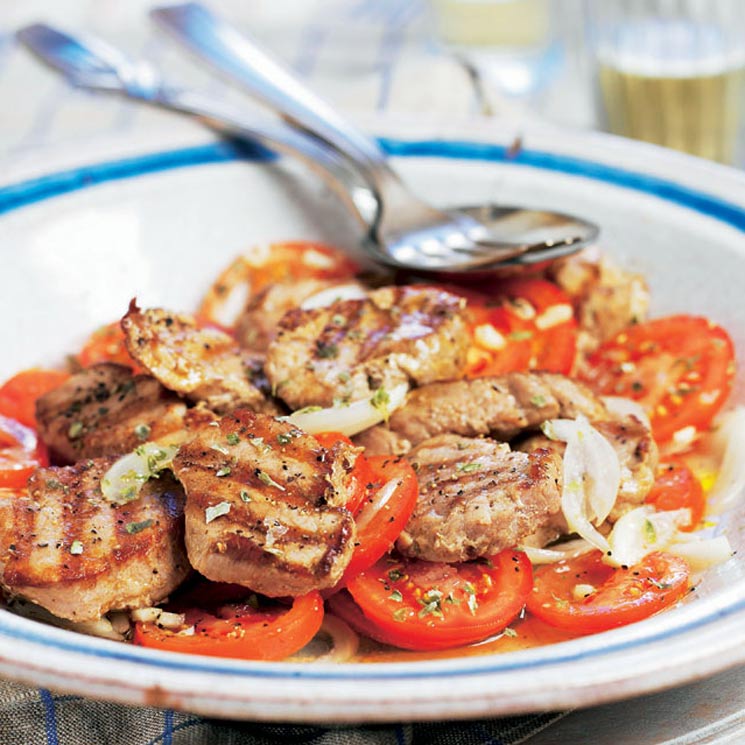 Solomillitos de cerdo con ensalada de tomate