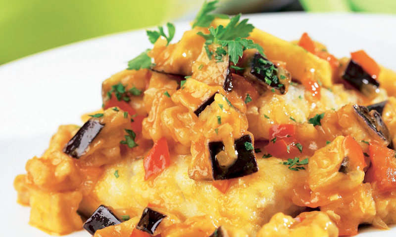 Filetes de gallo con berenjenas y tomates