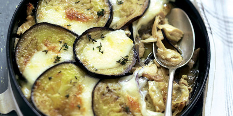 Berenjena gratinada con pollo, cebolla y níscalos