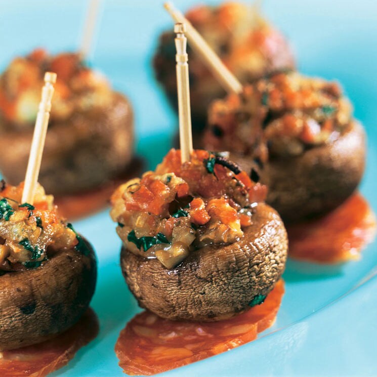 Setas rellenas de ragú de solomillo de cerdo sobre chorizo