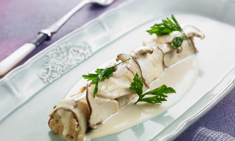 Canelones de boletus con pularda y salsa de trufa