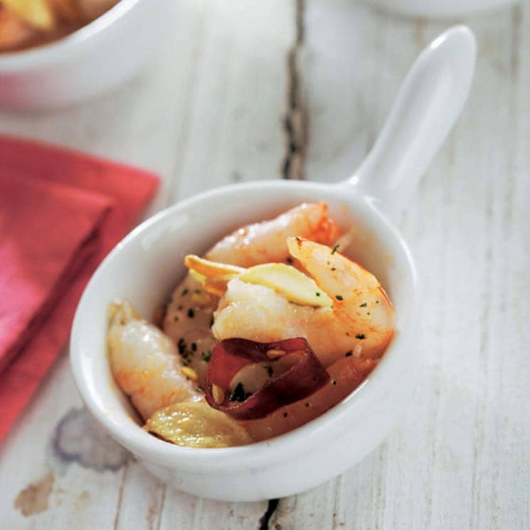 Cazuelita de langostinos al ajillo con pimiento rojo asado