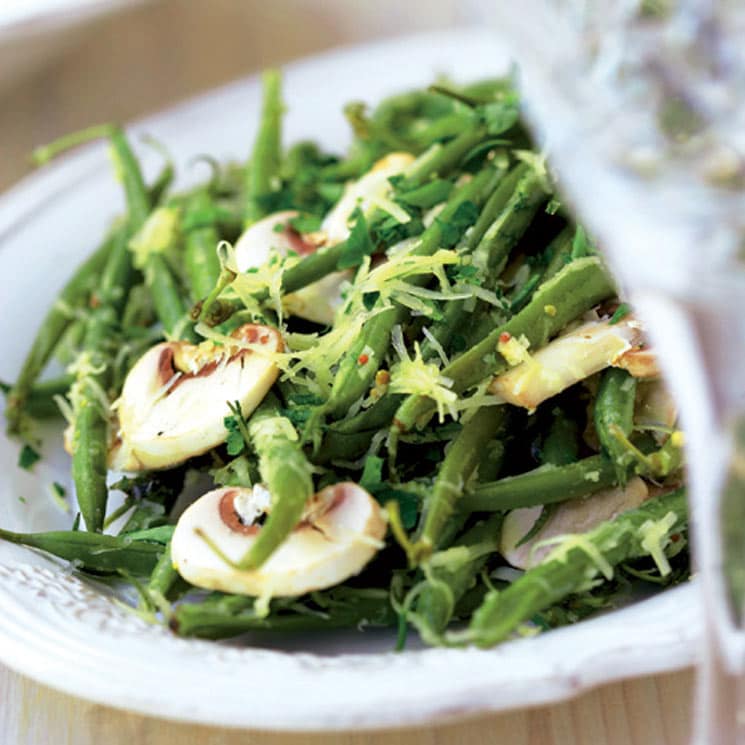 Ensalada de judías verdes, queso y champiñones