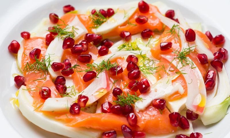 Ensalada de salmón ahumado, hinojo y granada