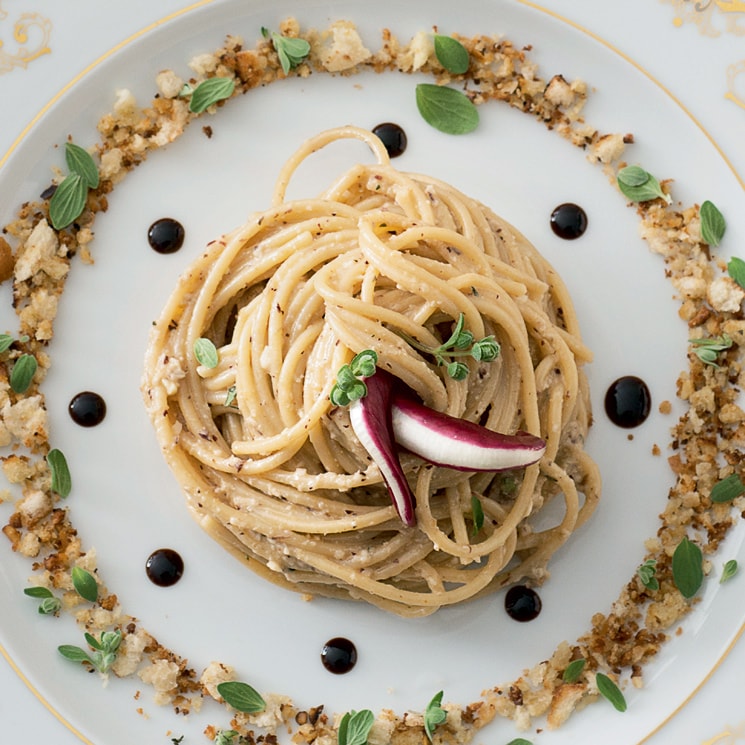 Espaguetis integrales al pesto de achicoria