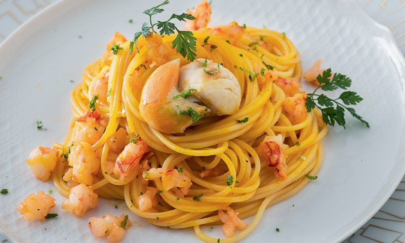 Espaguetis con gambas y vieiras al aroma de Campari