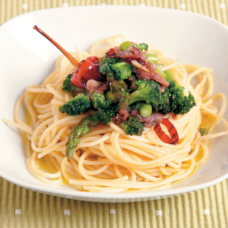 Espaguetis con verduras y anchoas