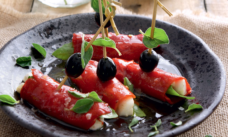 Rollitos de pimientos del piquillo con mozzarella