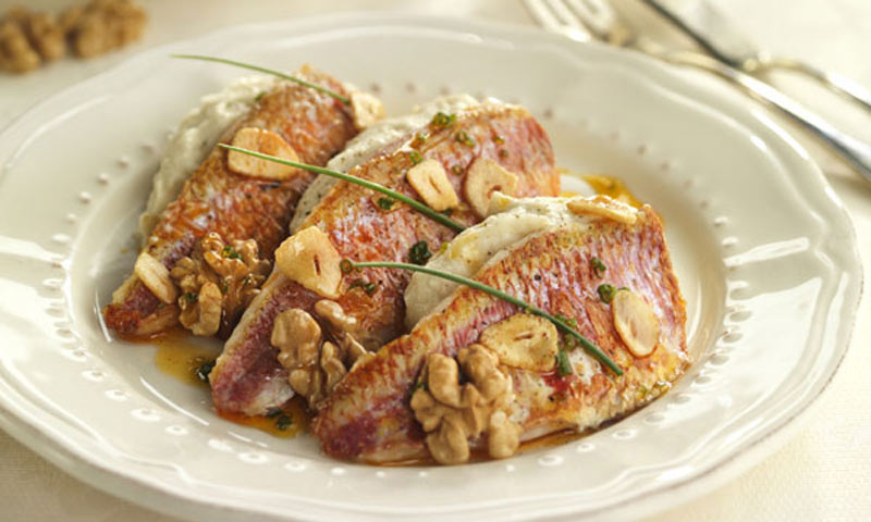 Salmonetes con puré de coliflor y nueces