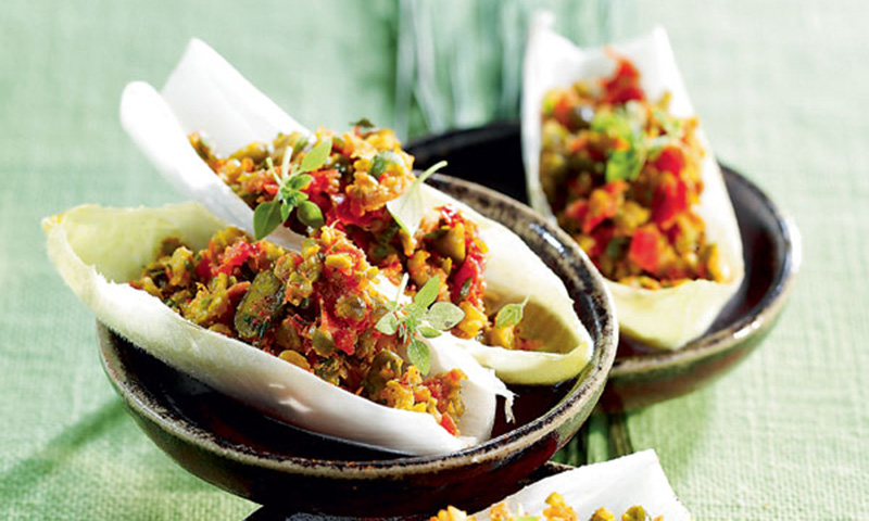 Barcas de endivias con ensalada de verduras y pistachos