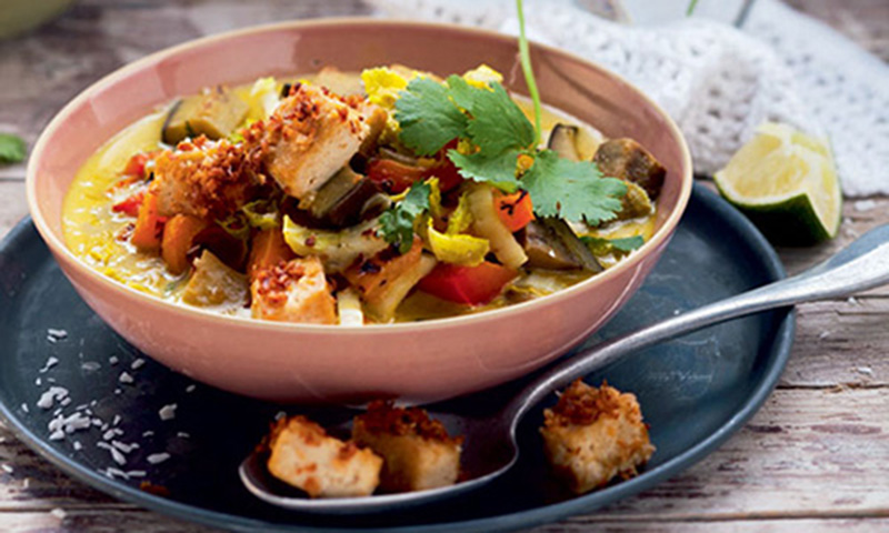 Curry de verduras con tofu rebozado en coco