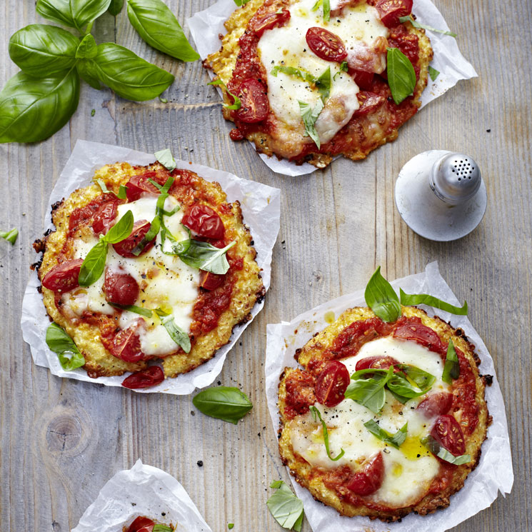 'Mini-pizzas' de coliflor y queso con tomate sin gluten