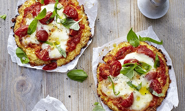 'Mini-pizzas' de coliflor y queso con tomate sin gluten 'Mini-pizzas' de coliflor y queso con tomate sin gluten