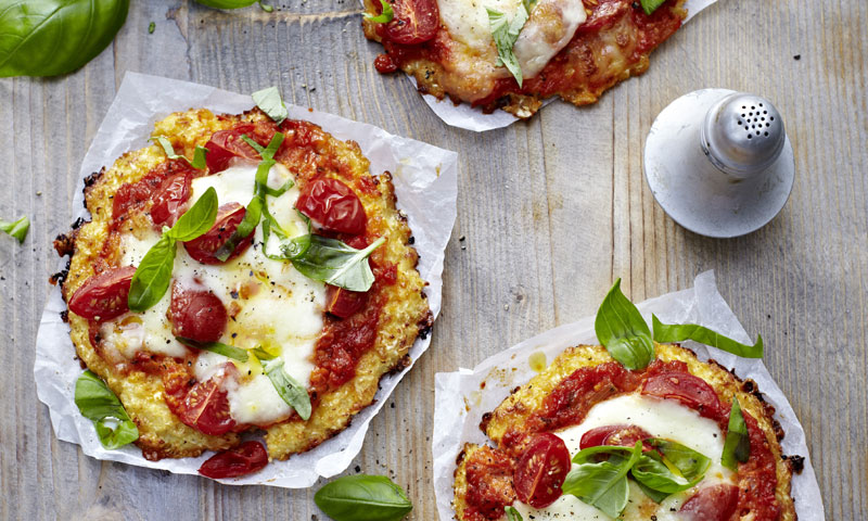 'Mini-pizzas' de coliflor y queso con tomate sin gluten