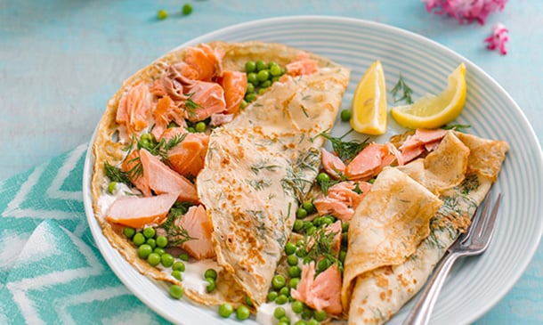 Crepes de salmón con crema agria y guisantes Crepes de salmón con crema agria y guisantes