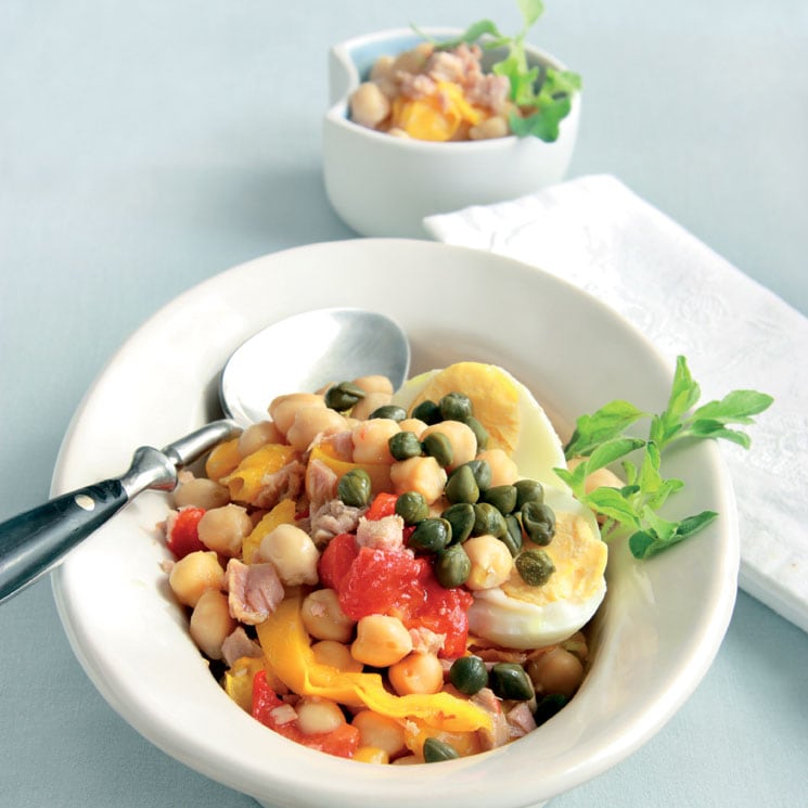 Ensalada de garbanzos con pimientos y atún