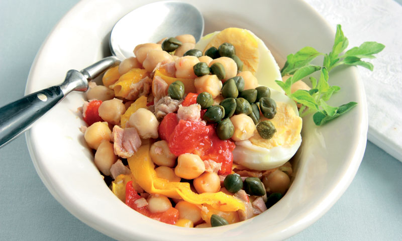 Ensalada de garbanzos con pimientos y atún