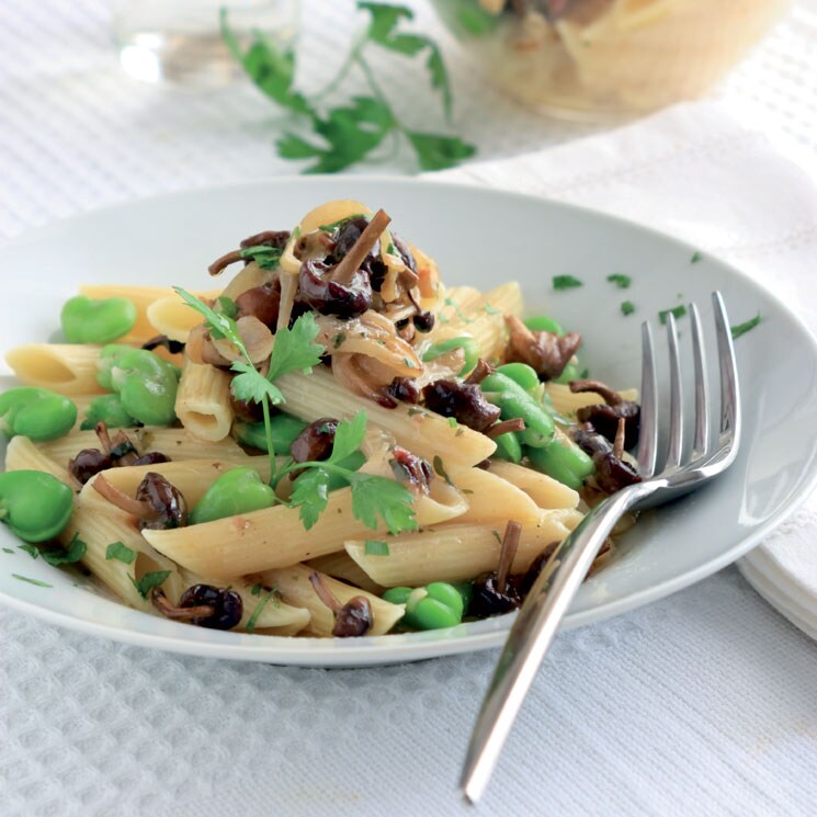 Pasta con habas y senderuelas