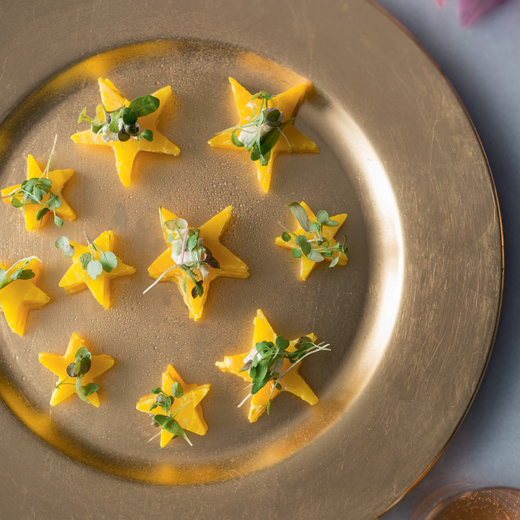 Estrellas de remolacha amarilla y queso de cabra