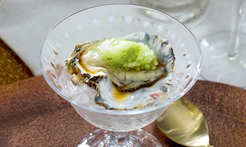 Ostra marinada en salsa 'ponzu', manzana, pepino, aire de cebolleta y cava