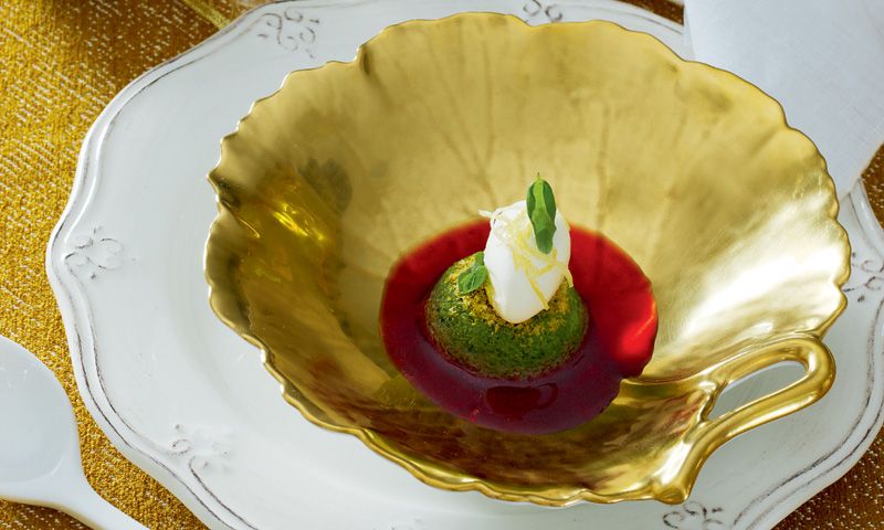 Consomé de frutos del bosque con helado y bizcocho de pistacho