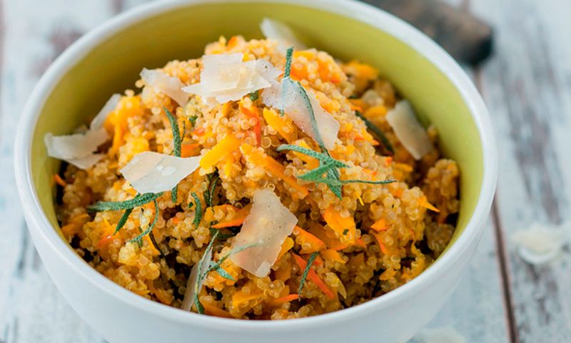 Ensalada templada de quinoa con naranja y parmesano