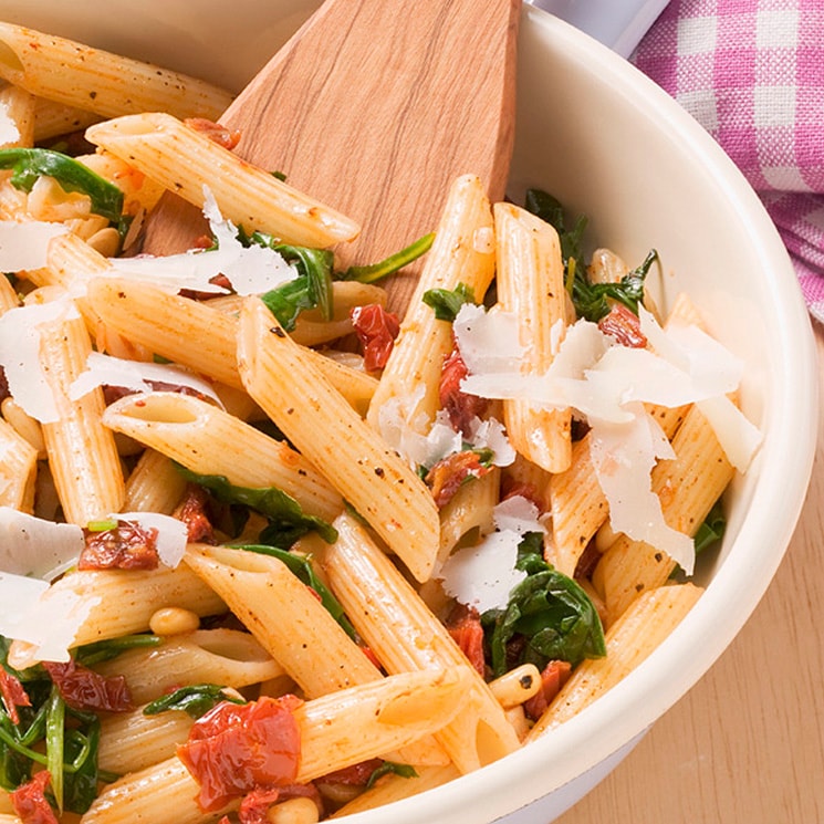 Pasta integral con tomates secos y piñones