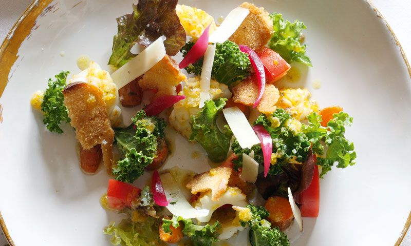 Ensalada tibia de kale, calamar de potera y salsa César