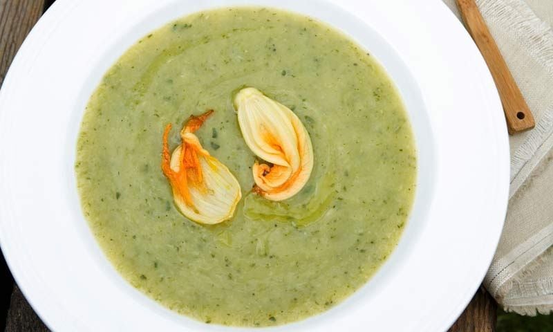 Sopa de flores de calabacín
