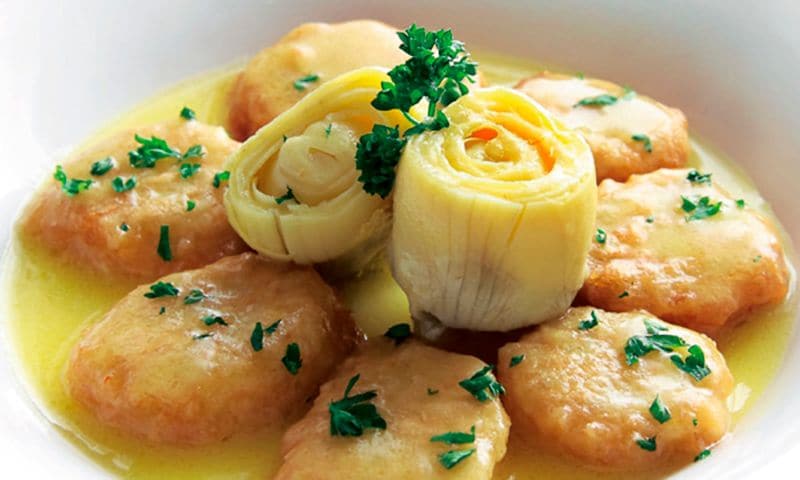 Patatas a la importancia con alcachofas