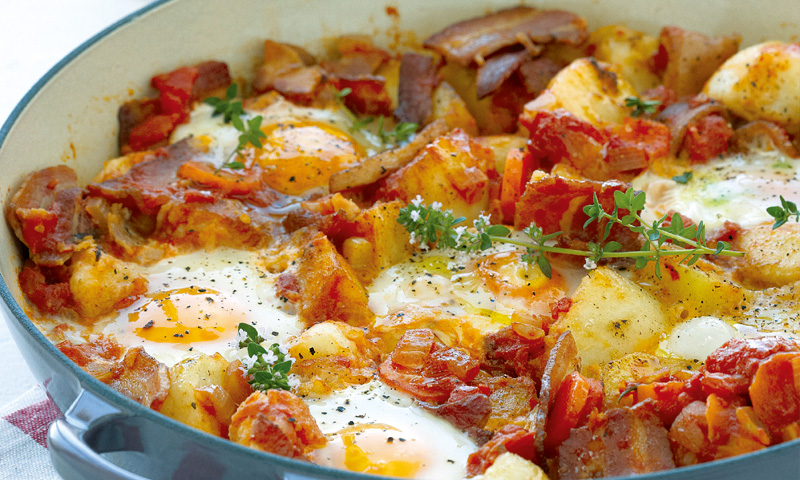 Huevos escalfados con patatas y torreznos