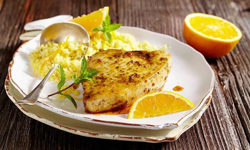 Emperador a la naranja con cuscús
