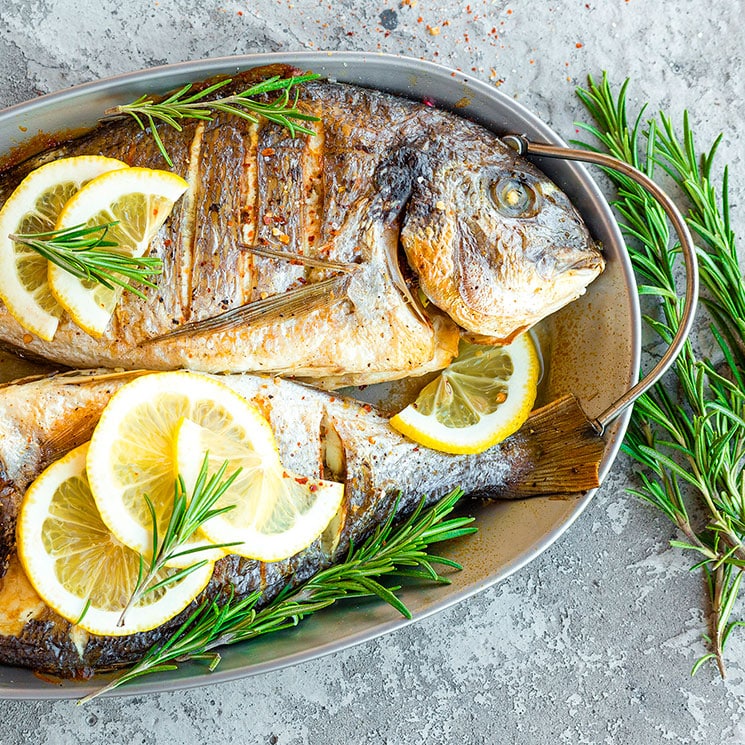 Dorada al horno a las dos pimientas