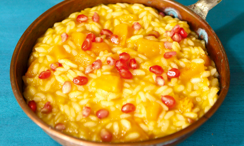 Arroz jugoso con melocotón y granada