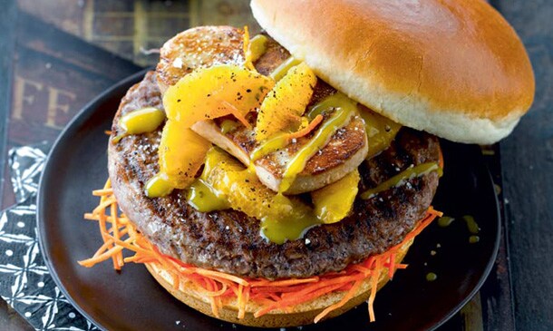 Hamburguesa de ternera y foie con ensalada de naranja Hamburguesa de ternera y foie con ensalada de naranja
