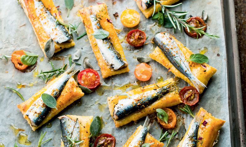 Hojaldres de sardinitas con tomatitos