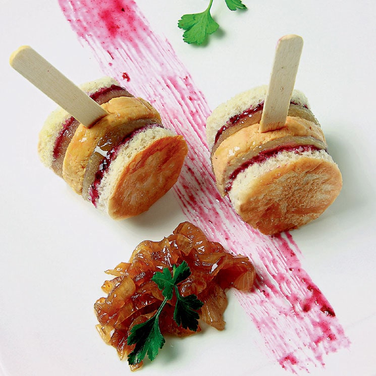 Piruletas de 'foie' con mermelada de arándanos Piruletas de 'foie' con mermelada de arándanos