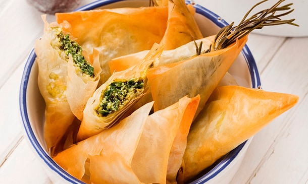 Samosas griegas de queso feta con higos, espinacas y almendras