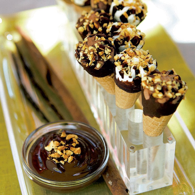 Cornetes de chocolate y nata con avellanas