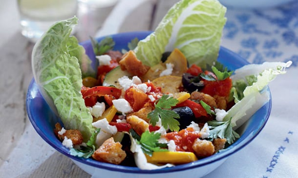 Ensalada griega con costrones de pan frito