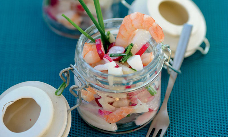 Ensaladilla de bacalao ahumado y gambas