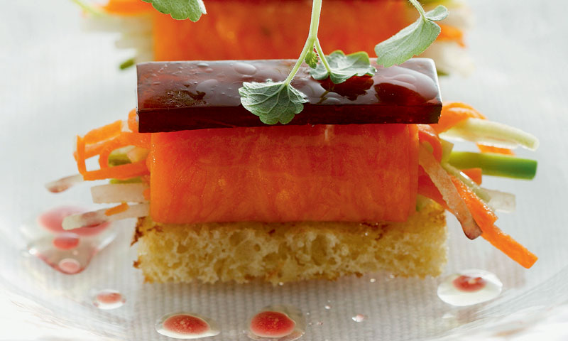 Canapés de verduras con gelatina de remolacha